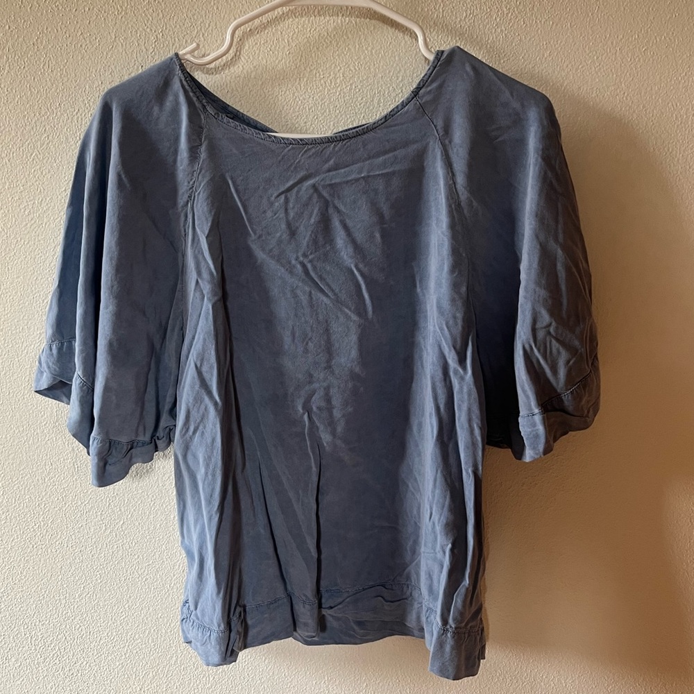 Flowy blue top. Loose fitting with a small keyhole in the back. Sam&lavi brand.